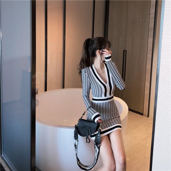 2021 sheath new autumn women stripe sweater knitted slim dress v-neck long sleeve lady bodycon dresses vestidos, Black;gray
2021 sheath new autumn women stripe sweater knitted slim dress v-neck long sleeve lady bodycon dresses vestidos, Black;gray