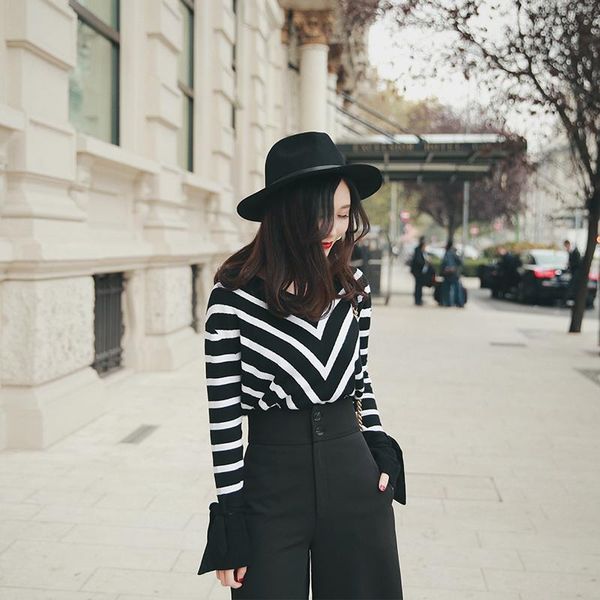 light chen xiaoying black and white striped v-neck shows thin fashion versatile bell sleeve knitted women's sweaters, White;black
light chen xiaoying black and white striped v-neck shows thin fashion versatile bell sleeve knitted women's sweaters, White;black