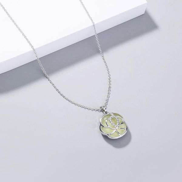 chains luminous necklace flower pendant glowing in the dark ladies fashion jewelry, Silver
chains luminous necklace flower pendant glowing in the dark ladies fashion jewelry, Silver