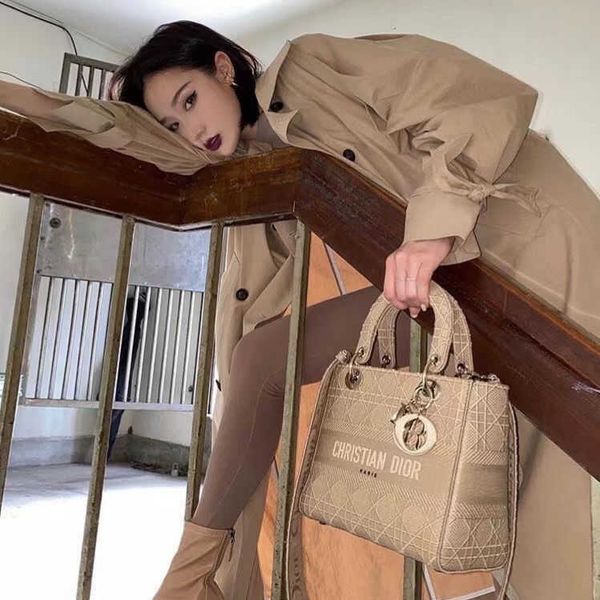 five grid tengge embroidery princess lady's portable messenger zly
five grid tengge embroidery princess lady's portable messenger zly