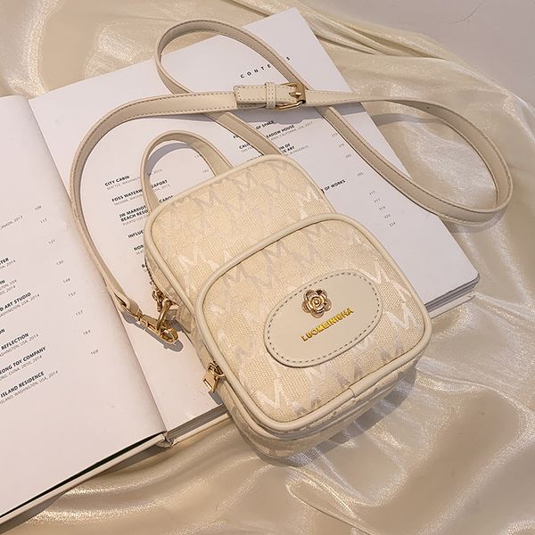 niche design messenger bag female wild 2021 new fashion square bag french design western phone bag shoulder width 14cm
niche design messenger bag female wild 2021 new fashion square bag french design western phone bag shoulder width 14cm