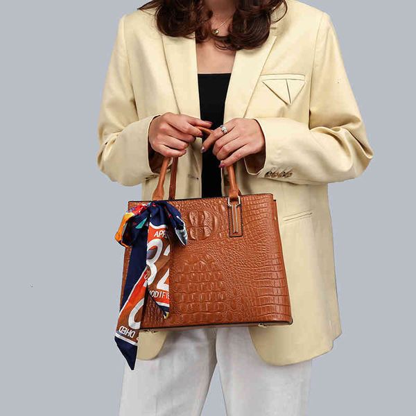 2020 new workplace women's briefcase tide brand wild crocodile head diana bag versatile portable women's bag with silk scarf
2020 new workplace women's briefcase tide brand wild crocodile head diana bag versatile portable women's bag with silk scarf