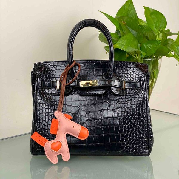 texture crocodile 2021 new summer fashion one shoulder slung women's portable kelly bag
texture crocodile 2021 new summer fashion one shoulder slung women's portable kelly bag