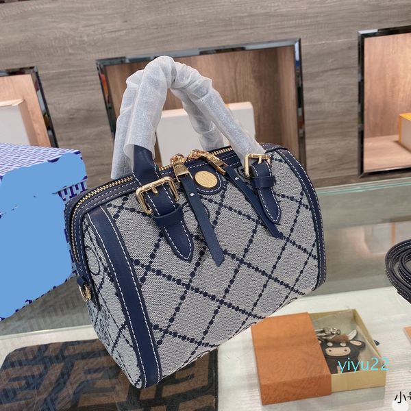 2021 handbag shoulder bag messenger bags design multifunctional classic presbyopia 20 15 cm
2021 handbag shoulder bag messenger bags design multifunctional classic presbyopia 20 15 cm