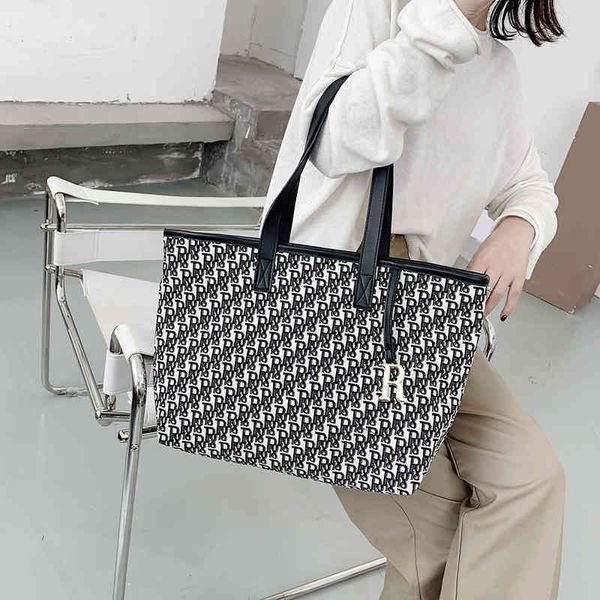 2022 latest models handbag wholesale women large capacity tote simple and fashionable temperament single shoulder
2022 latest models handbag wholesale women large capacity tote simple and fashionable temperament single shoulder