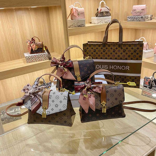 2022 latest luggage factory wholesale women's small square bag single shoulder bag texture silk scarf accessories diagonal cross style 
2022 latest luggage factory wholesale women's small square bag single shoulder bag texture silk scarf accessories diagonal cross style