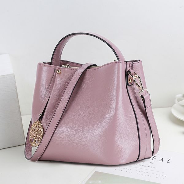 design new fashion leather bucket in spring and summer of 2021 women's hand head leather one shoulder messenger bag middle bag
design new fashion leather bucket in spring and summer of 2021 women's hand head leather one shoulder messenger bag middle bag