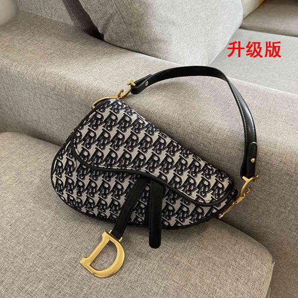 luxury design handbag 2021 new fashionable horseshoe saddle crossbar hand bill of lading shoulder d family word women's armpit bag
luxury design handbag 2021 new fashionable horseshoe saddle crossbar hand bill of lading shoulder d family word women's armpit bag