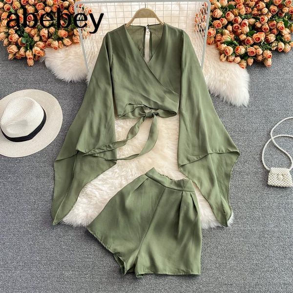 women's tracksuits 2021 spring autumn korean v-neck flare sleeve lace up waist short + high leisure wide leg shorts two-piece set, Gray
women's tracksuits 2021 spring autumn korean v-neck flare sleeve lace up waist short + high leisure wide leg shorts two-piece set, Gray