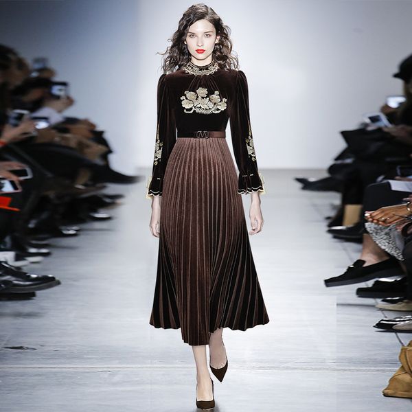 stand-collar hollow-out embroidered flared long sleeve cross stitch lace-up cinched pleated large swing velvet dress 2021 autumn clothing, Black;gray
stand-collar hollow-out embroidered flared long sleeve cross stitch lace-up cinched pleated large swing velvet dress 2021 autumn clothing, Black;gray