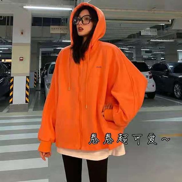the girl's letter-embroidered candy-colored hoodie goes with a loose, versatile blazer, Black;brown
the girl's letter-embroidered candy-colored hoodie goes with a loose, versatile blazer, Black;brown