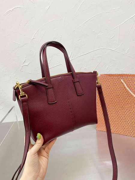 retro solid color women's shoulder bag practical commuter style handbag luxury designer leather catfish bags
retro solid color women's shoulder bag practical commuter style handbag luxury designer leather catfish bags