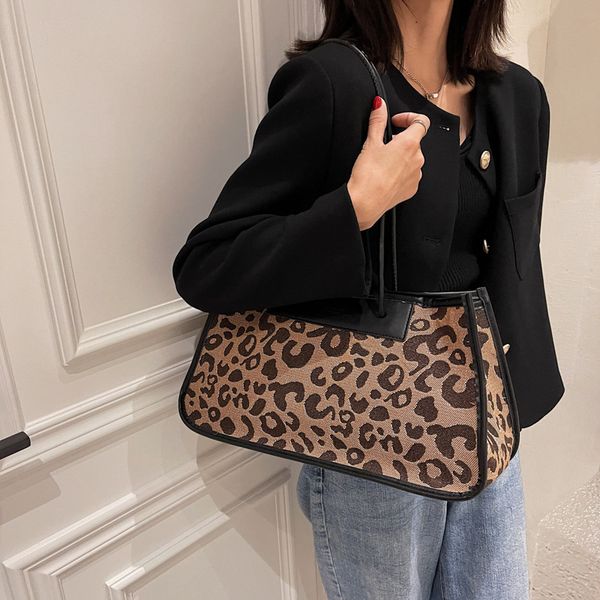 2021 autumn and winter new large capacity single shoulder women's leopard print com-muter bag wrist handbag
2021 autumn and winter new large capacity single shoulder women's leopard print com-muter bag wrist handbag