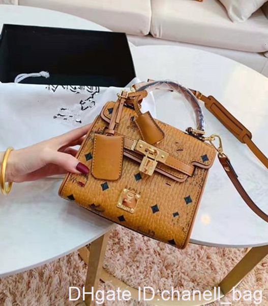 the new lock one girls women shoulder bags hand shopping worn small messenger bag handbag hand bag package
the new lock one girls women shoulder bags hand shopping worn small messenger bag handbag hand bag package