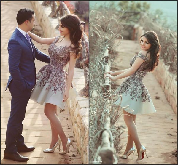 2021 off the shoulder short prom dresses with vintage lace appliques a line backless sassy party gowns stunning engagements dresses custom, Black
2021 off the shoulder short prom dresses with vintage lace appliques a line backless sassy party gowns stunning engagements dresses custom, Black