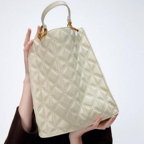 evening bags designer winter quilted tote shoulder crossbody handbags soft feather down padded ruched bag elegent shopper purses 
evening bags designer winter quilted tote shoulder crossbody handbags soft feather down padded ruched bag elegent shopper purses