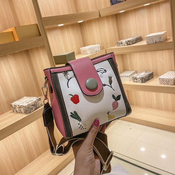 2021 summer new fashion bucket painted single shoulder fresh sweet messenger women's bag foreign trend
2021 summer new fashion bucket painted single shoulder fresh sweet messenger women's bag foreign trend