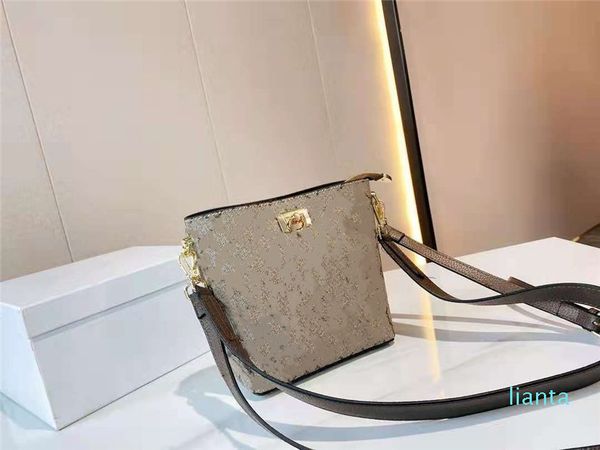 the brand's latest bucket bags high-quality one-shoulder portable diagonal bag personalized leisure handbags luxury designer ladies han
the brand's latest bucket bags high-quality one-shoulder portable diagonal bag personalized leisure handbags luxury designer ladies han