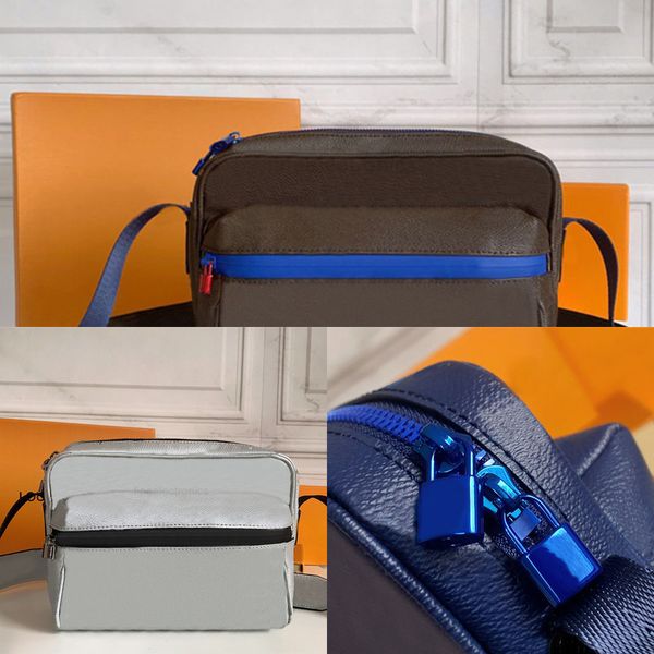 fashion men's women's messenger bag, 25.5 cm long, with drawstring and colorful metal accessories, showing sporty style, is an ide
fashion men's women's messenger bag, 25.5 cm long, with drawstring and colorful metal accessories, showing sporty style, is an ide