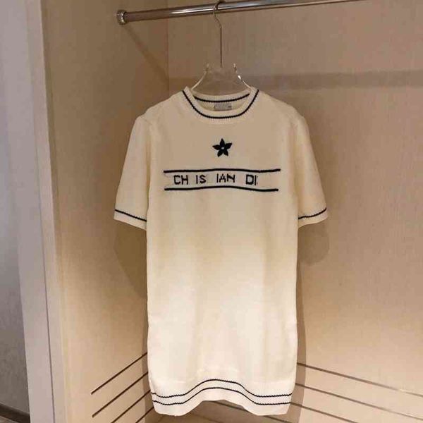 2022 factory wholesale new early autumn product + knitted chest five pointed star jacquard letter medium long dress women, White;black
2022 factory wholesale new early autumn product + knitted chest five pointed star jacquard letter medium long dress women, White;black