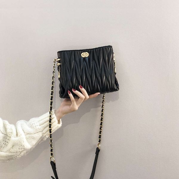 2021 texture small bag women's autumn and winter foreign style fashion chain messenger bucket bag
2021 texture small bag women's autumn and winter foreign style fashion chain messenger bucket bag