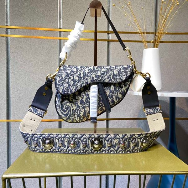 luxury handbags and storage ladies embroidery presbyopia series shoulder packbag saddle bag fashion designer men evening
luxury handbags and storage ladies embroidery presbyopia series shoulder packbag saddle bag fashion designer men evening