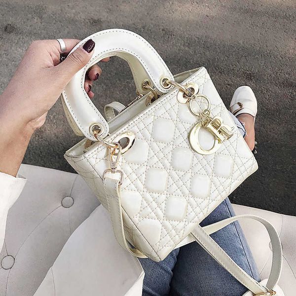 new style women's small fragrance hand lingge fashion princess bag net red one shoulder messenger bag women luxurys designers ysj
new style women's small fragrance hand lingge fashion princess bag net red one shoulder messenger bag women luxurys designers ysj
