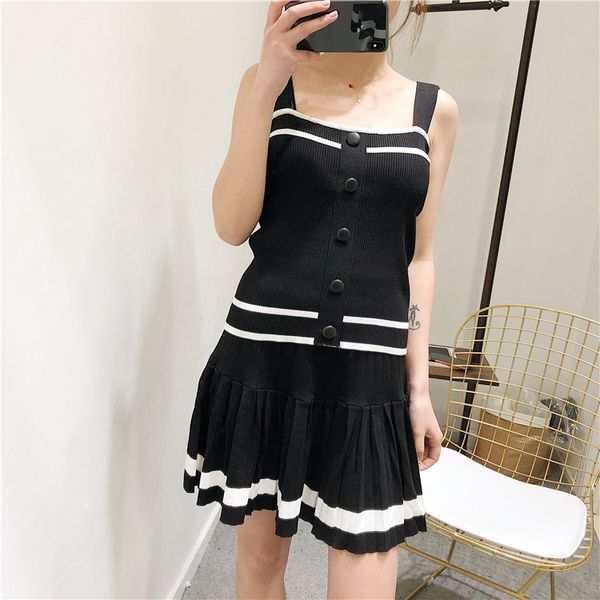 big fragrance suspender vest black white edge off shoulder knitted bottomed shirt slim + pleated high waist skirt
big fragrance suspender vest black white edge off shoulder knitted bottomed shirt slim + pleated high waist skirt