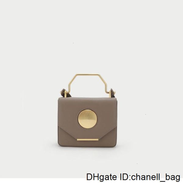 2020 elegant2019 rod luxurious2019 metal round lock catch bag women's singles shoulder messenger portable cowhide square packag
2020 elegant2019 rod luxurious2019 metal round lock catch bag women's singles shoulder messenger portable cowhide square packag