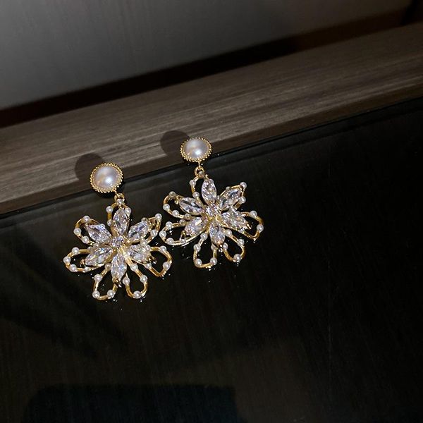 dangle & chandelier crystal drop earrings for women hollow flower pendants female shiny rhinestone pendientes, Silver
dangle & chandelier crystal drop earrings for women hollow flower pendants female shiny rhinestone pendientes, Silver