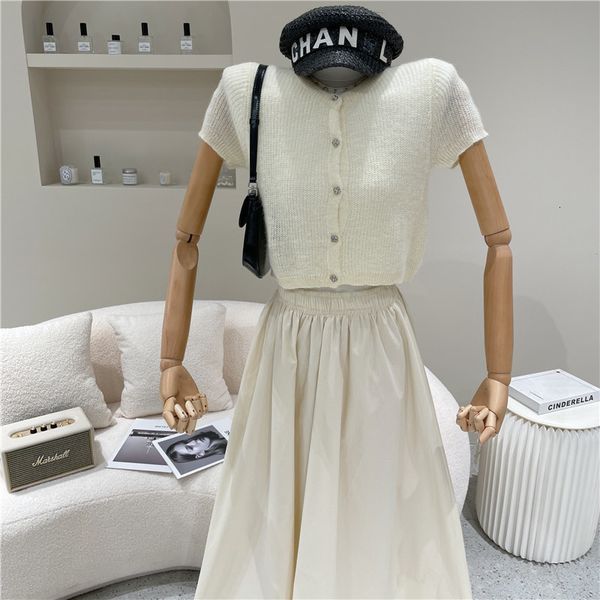 coat spring 2021 female fashion niche short-waisted high-waisted single-waisted cardigan knitted short sleeve shirt top, Tan;black
coat spring 2021 female fashion niche short-waisted high-waisted single-waisted cardigan knitted short sleeve shirt top, Tan;black