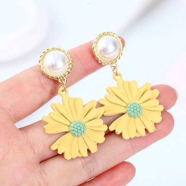 fashion 925 silver needle korean daisy earrings female ins net red pearl earrings east gate temperament, Golden;silver
fashion 925 silver needle korean daisy earrings female ins net red pearl earrings east gate temperament, Golden;silver