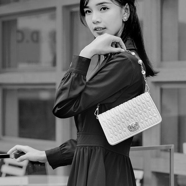 trend 2021 women's one shoulder slant span fashion diamond chain small square bag mini cattle leather bag summer gqud
trend 2021 women's one shoulder slant span fashion diamond chain small square bag mini cattle leather bag summer gqud