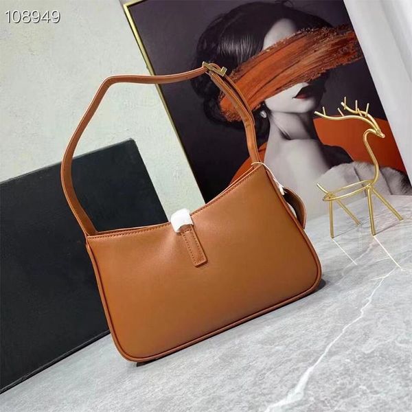 evening bags retro, solid color, light luxury, design style, leather handbag, ladies' fashion, shoulder bag, all-match underarm bag
evening bags retro, solid color, light luxury, design style, leather handbag, ladies' fashion, shoulder bag, all-match underarm bag