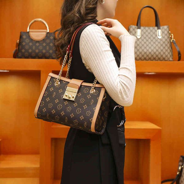 handbag bag women's 2021 printing foreign style texture leather shoulder slant span, Black;red
handbag bag women's 2021 printing foreign style texture leather shoulder slant span, Black;red