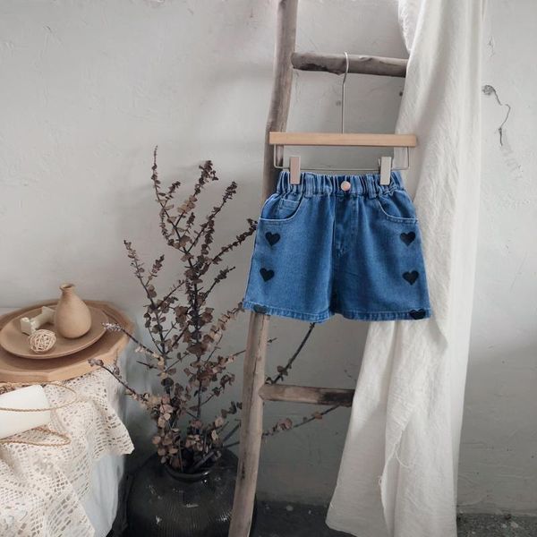 good quality factory price fashion selling children's love print loose mid-rise denim shorts jeans, Blue
good quality factory price fashion selling children's love print loose mid-rise denim shorts jeans, Blue