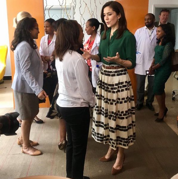 Women's Blouses & Shirts Mary elizabeth donaldson princess with cleavage v green top print midi skrt 2 joint parts 1FKZ, White
Women's Blouses & Shirts Mary elizabeth donaldson princess with cleavage v green top print midi skrt 2 joint parts 1FKZ, White