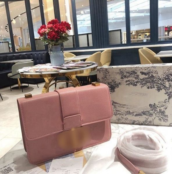 2021 the designers soft leather women handbag capacity tote bags fashion makeup luxurys brang logo bag -l1704, Red;black
2021 the designers soft leather women handbag capacity tote bags fashion makeup luxurys brang logo bag -l1704, Red;black