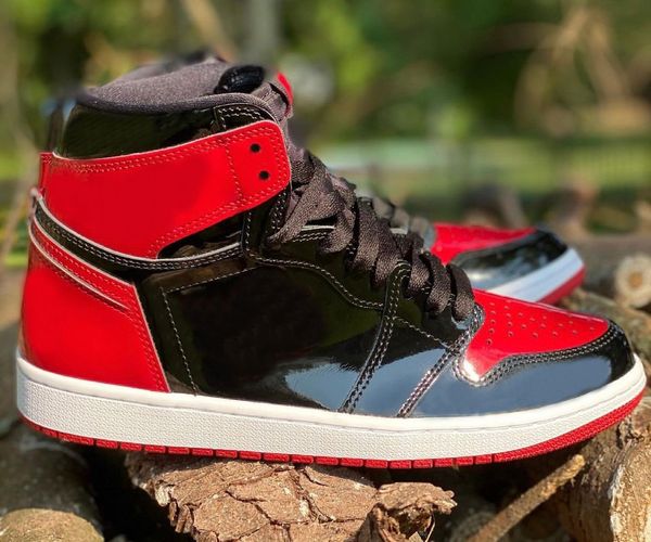 1 high og bred patent mens basketball shoes 1s blackwhite-varsity red womens outdoor sports sneakers with box 555088-063
1 high og bred patent mens basketball shoes 1s blackwhite-varsity red womens outdoor sports sneakers with box 555088-063