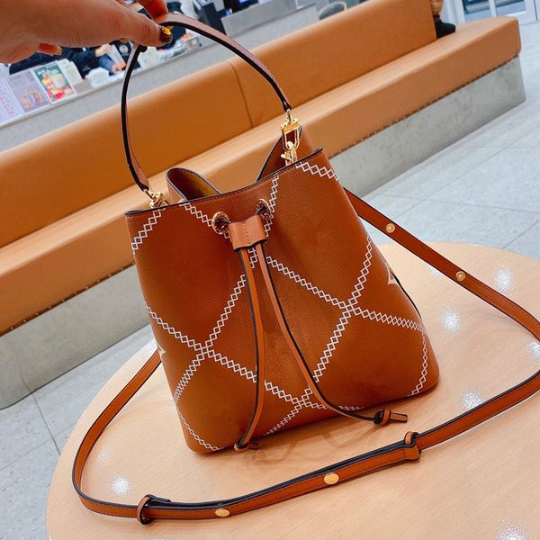 new designer handbag ladies brand shoulder bag leather messenger bag luxury fashion embossed buckle bucket bag
new designer handbag ladies brand shoulder bag leather messenger bag luxury fashion embossed buckle bucket bag