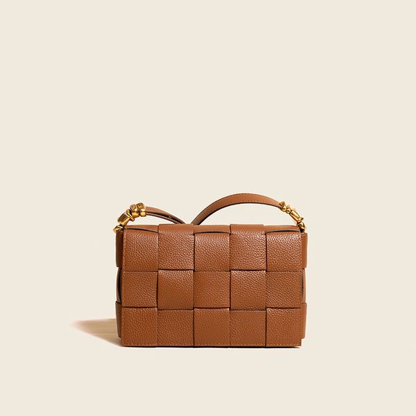 wholesale 2021 metal accessories shoulder strap trend woven square bag small square bag single shoulder messeng wan woven crossbody bag 
wholesale 2021 metal accessories shoulder strap trend woven square bag small square bag single shoulder messeng wan woven crossbody bag