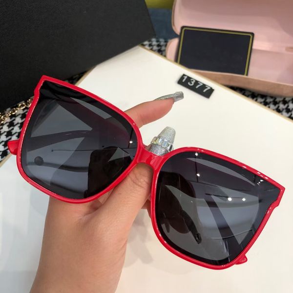 2021 summer womens designer sunglasses luxury woman sun glasses adumbral goggle uv400 c 1377 5 color highly quality with box, White;black
2021 summer womens designer sunglasses luxury woman sun glasses adumbral goggle uv400 c 1377 5 color highly quality with box, White;black