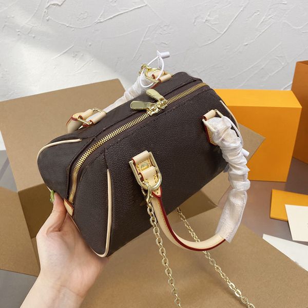 single shoulder messenger bag medieval vintage chain handbag women old flower crossbody bags classic zipper wallet brown
single shoulder messenger bag medieval vintage chain handbag women old flower crossbody bags classic zipper wallet brown