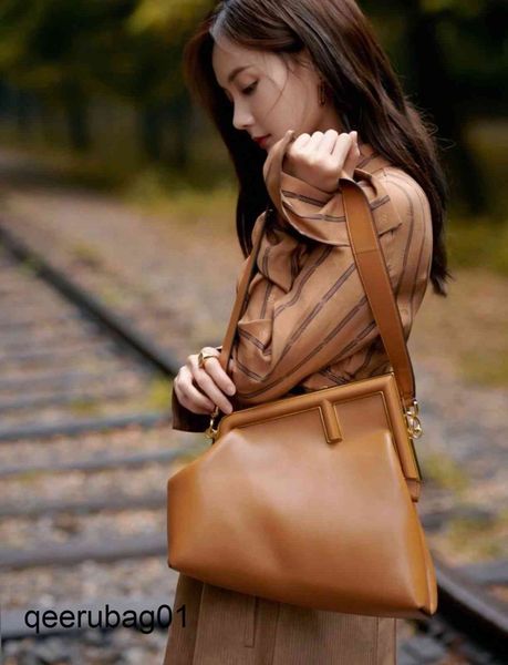 fend women luxurys designer 2021 first series metal wrapped handbags dinner handbag single shoulder messenger bag lgh5
fend women luxurys designer 2021 first series metal wrapped handbags dinner handbag single shoulder messenger bag lgh5