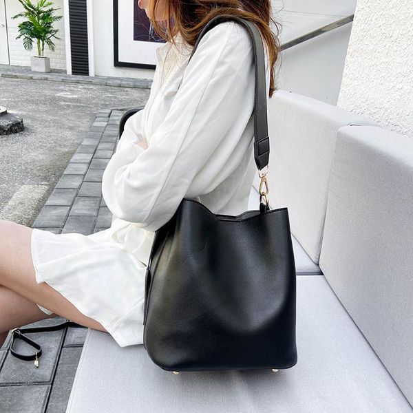 evening bags style water bucket bag.anti-theft design. hardware hooks.one-shoulder slanting straddle bag for ladies
evening bags style water bucket bag.anti-theft design. hardware hooks.one-shoulder slanting straddle bag for ladies