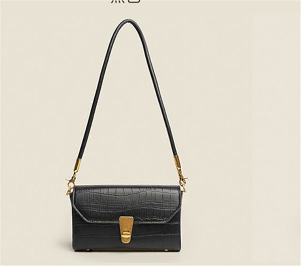 handbags women's crocodile pattern small square bag fashion retro lock saddle bags leisure single shoulder messenger crossbody purses 
handbags women's crocodile pattern small square bag fashion retro lock saddle bags leisure single shoulder messenger crossbody purses