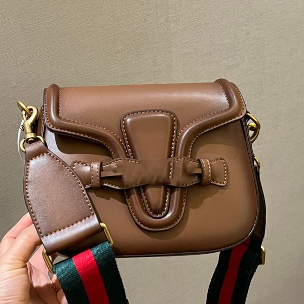 2021 retro saddle bags female leather wide shoulder strap shoulder bag luxury large capacity 21cm casual all-match street designer handbag c
2021 retro saddle bags female leather wide shoulder strap shoulder bag luxury large capacity 21cm casual all-match street designer handbag c