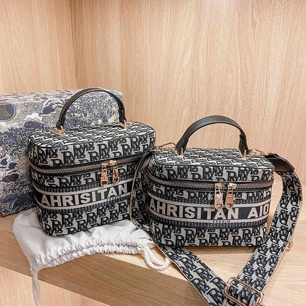 2021 new net red old flower canvas embroidery make-up travel wash fashion one shoulder cross square box women's bag
2021 new net red old flower canvas embroidery make-up travel wash fashion one shoulder cross square box women's bag