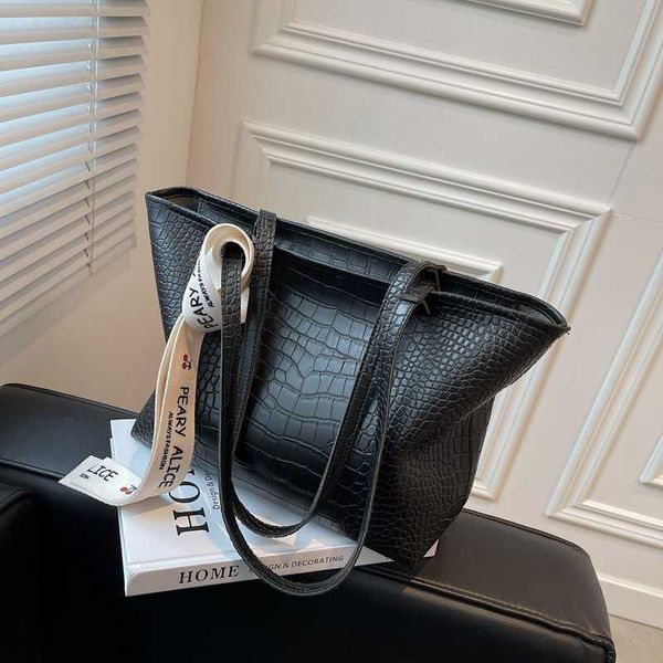 texture large capacity tote bag women's autumn and winter 2021 fashion single shoulder armpit leisure
texture large capacity tote bag women's autumn and winter 2021 fashion single shoulder armpit leisure