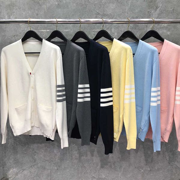 fashion brand tb sweaters men women slim fit v-neck cardigans clothing striped cotton spring and autumn casual coat 210929, White;black
fashion brand tb sweaters men women slim fit v-neck cardigans clothing striped cotton spring and autumn casual coat 210929, White;black